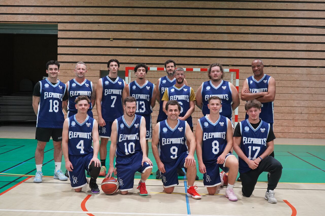 L'équipe du club de basket Éléphants BCVS posant dans son gymnase, maillots floqués Ciblemut.